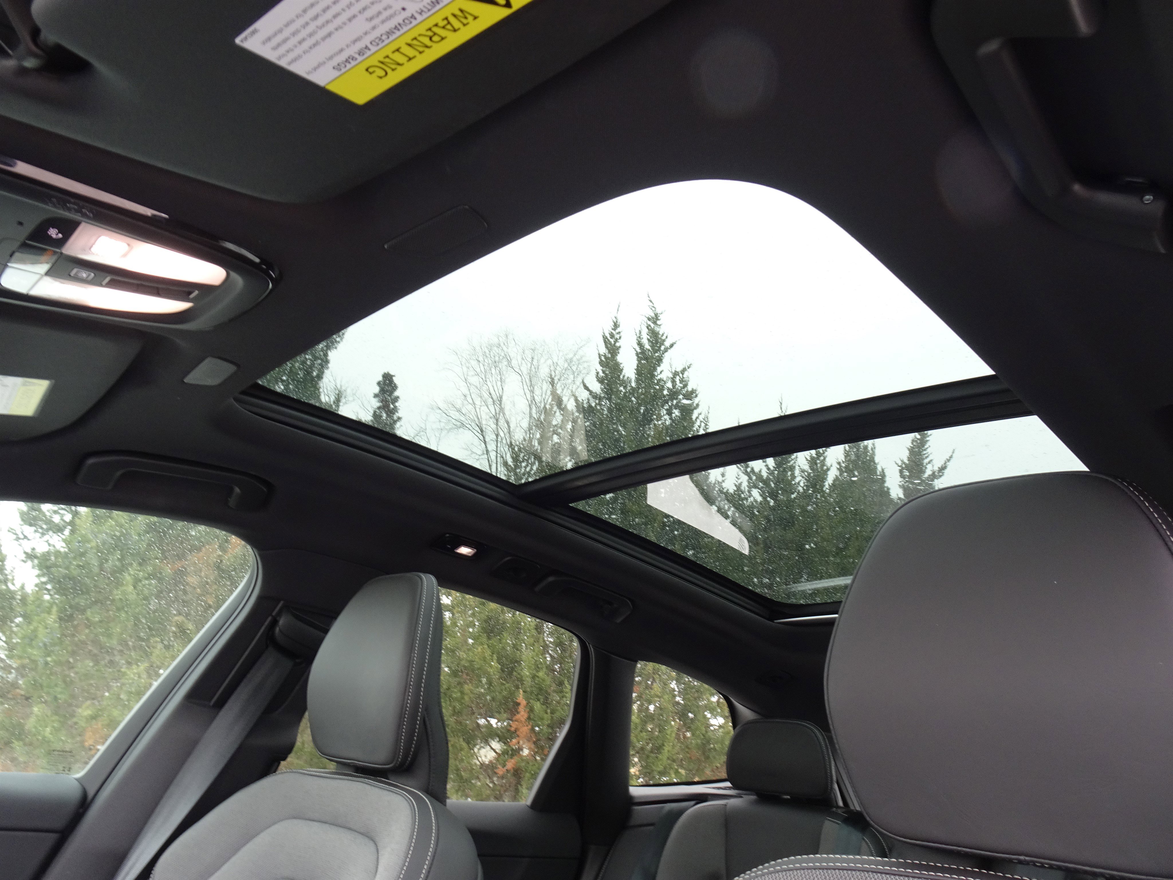 Used 2022 Volvo XC60 B6 R-Design w/ Advanced Package image 4