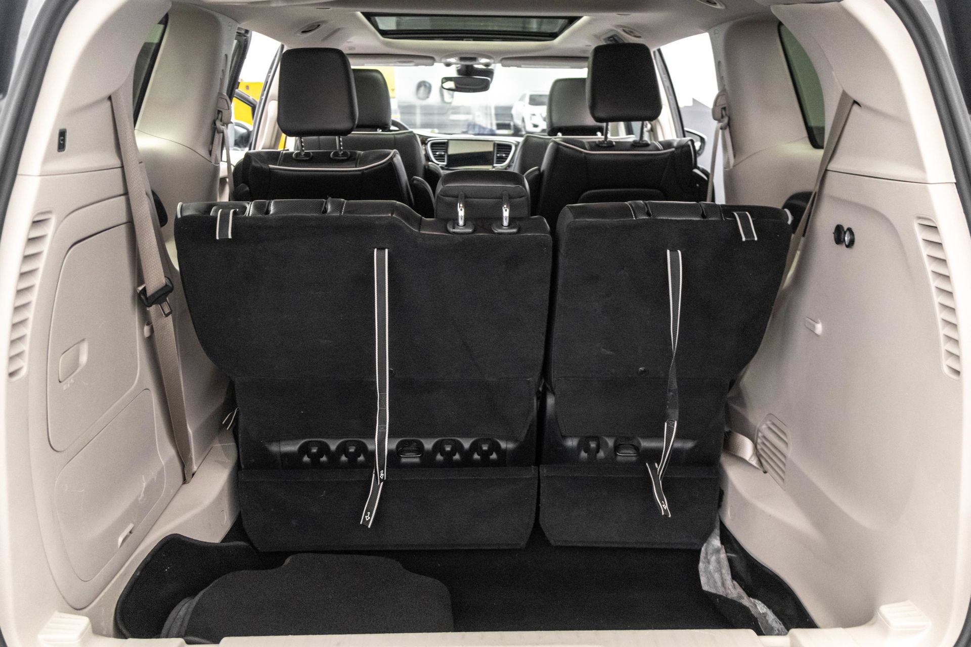 Used 2023 Chrysler Pacifica Limited FWD image 32