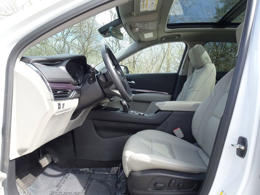 Certified 2023 Cadillac XT4 Luxury w/ Cold Weather Package image 8