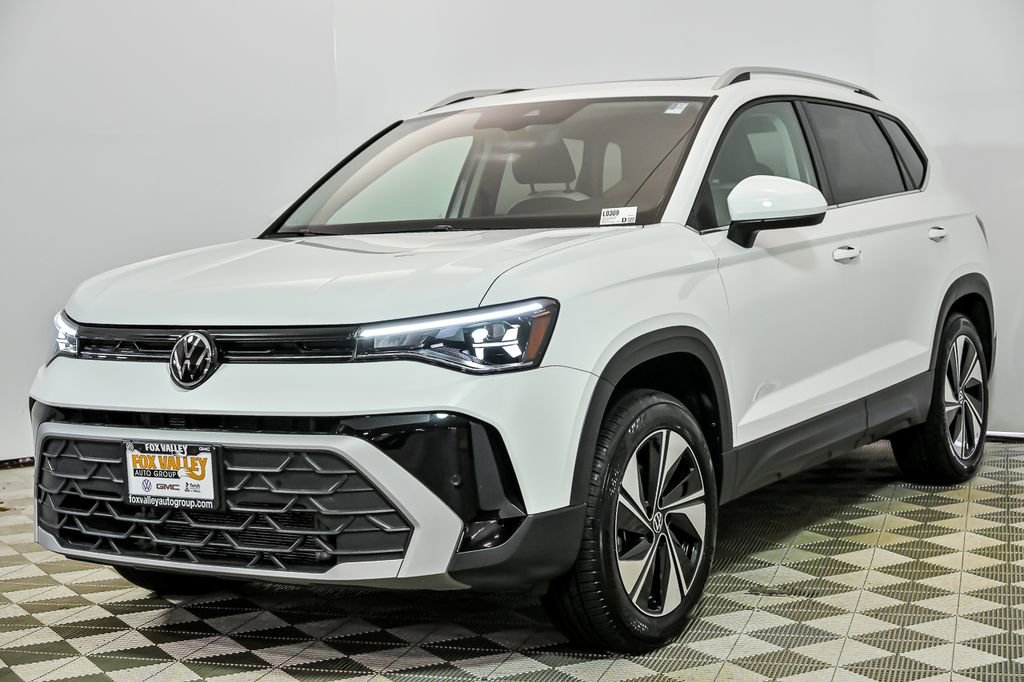Used 2025 Volkswagen Taos SE w/ Panoramic Sunroof Package AWD/4WD image 5