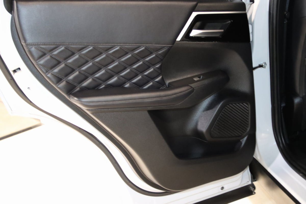 Used 2024 Mitsubishi Outlander 4WD Plug-In Hybrid image 53