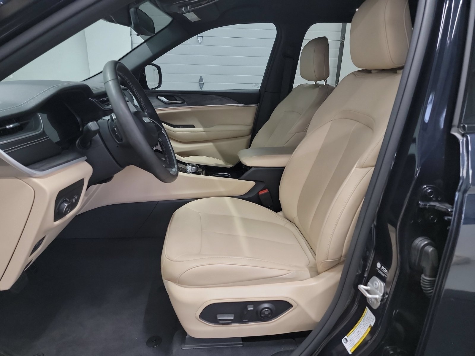 Used 2023 Jeep Grand Cherokee Limited w/ Black Appearance Package AWD/4WD image 12