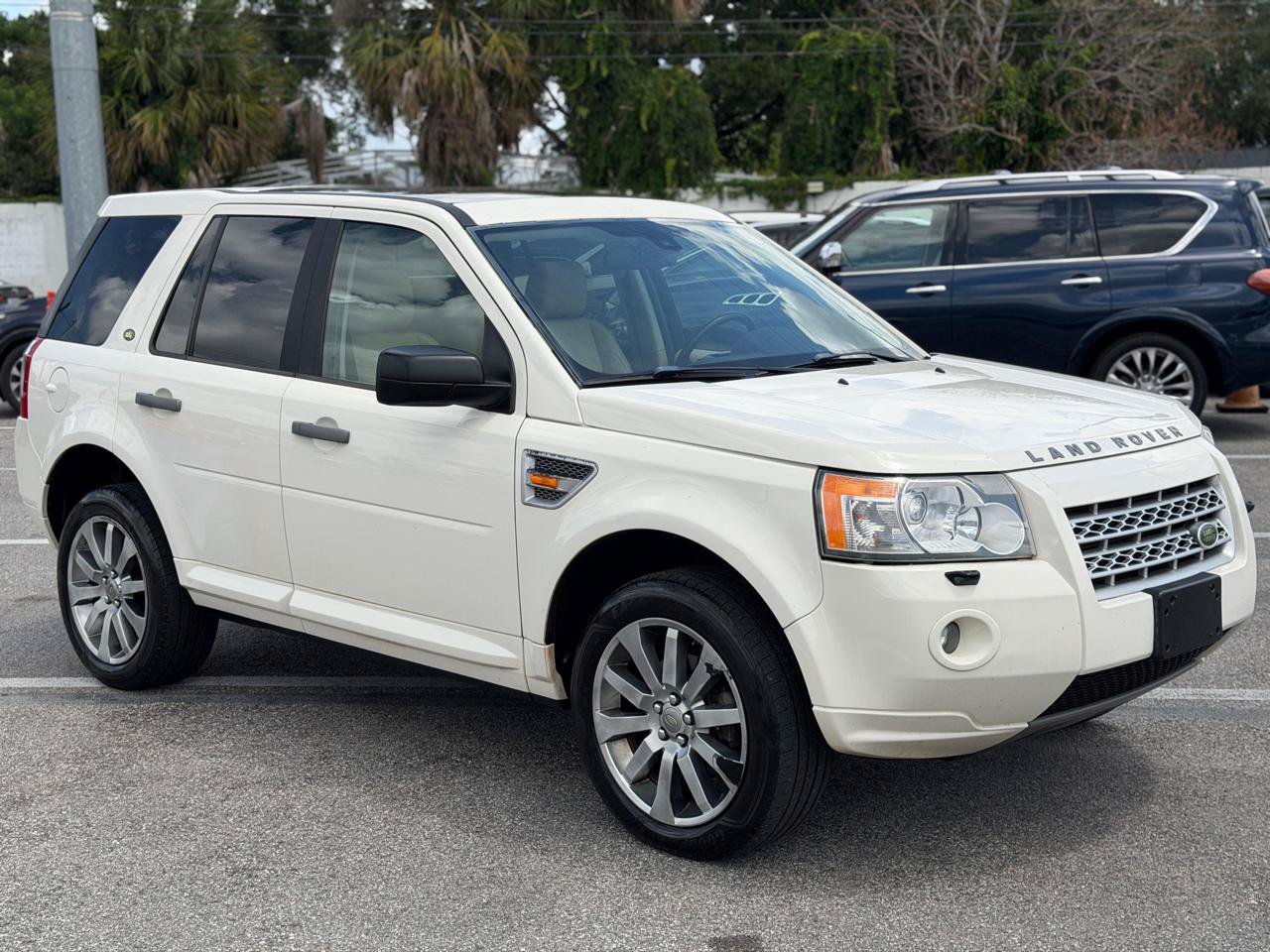 Used 2008 Land Rover LR2 HSE AWD/4WD image 2