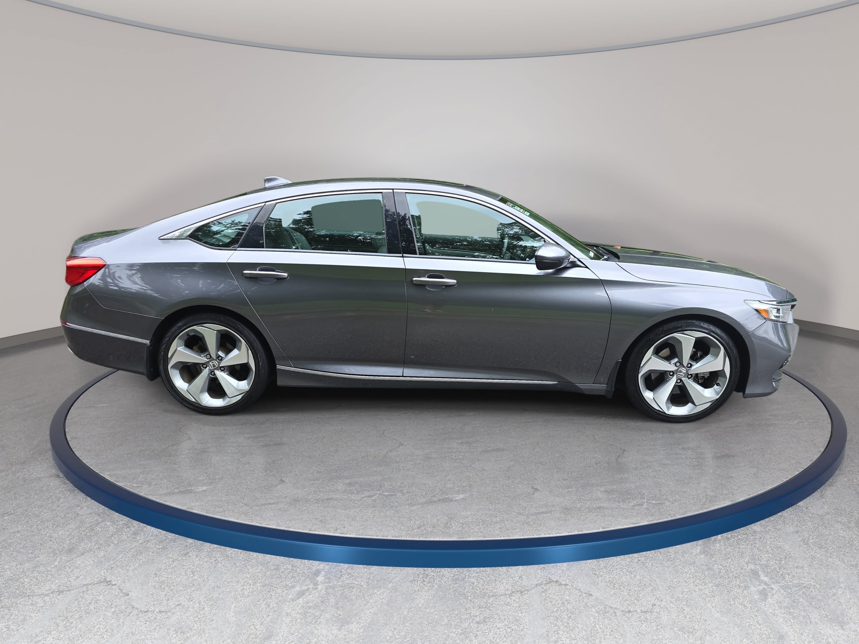 Used 2018 Honda Accord Touring image 4