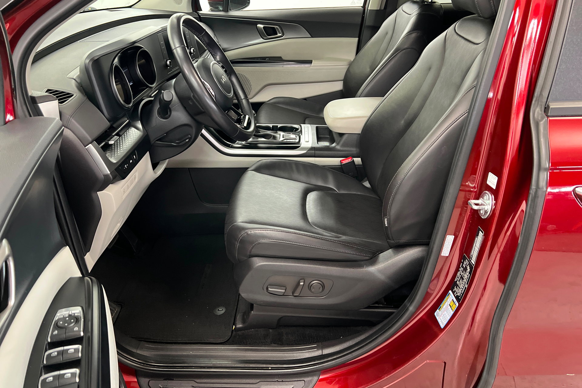 Used 2024 Kia Carnival LX image 18