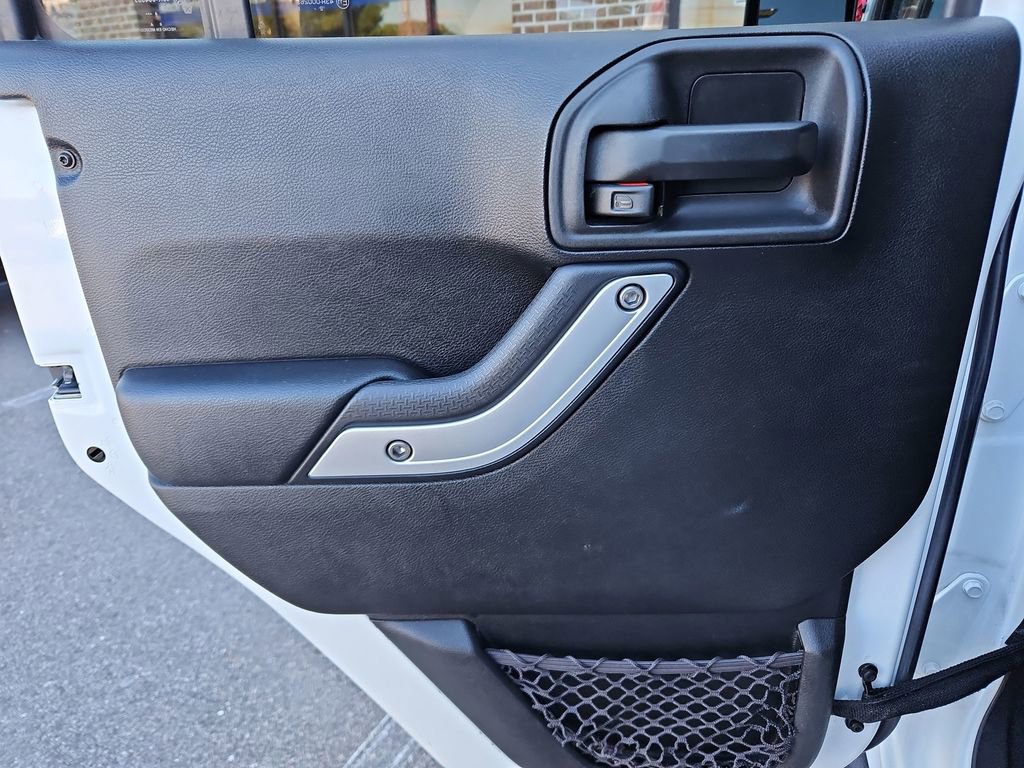 Used 2017 Jeep Wrangler Unlimited Rubicon w/ Connectivity Group image 25