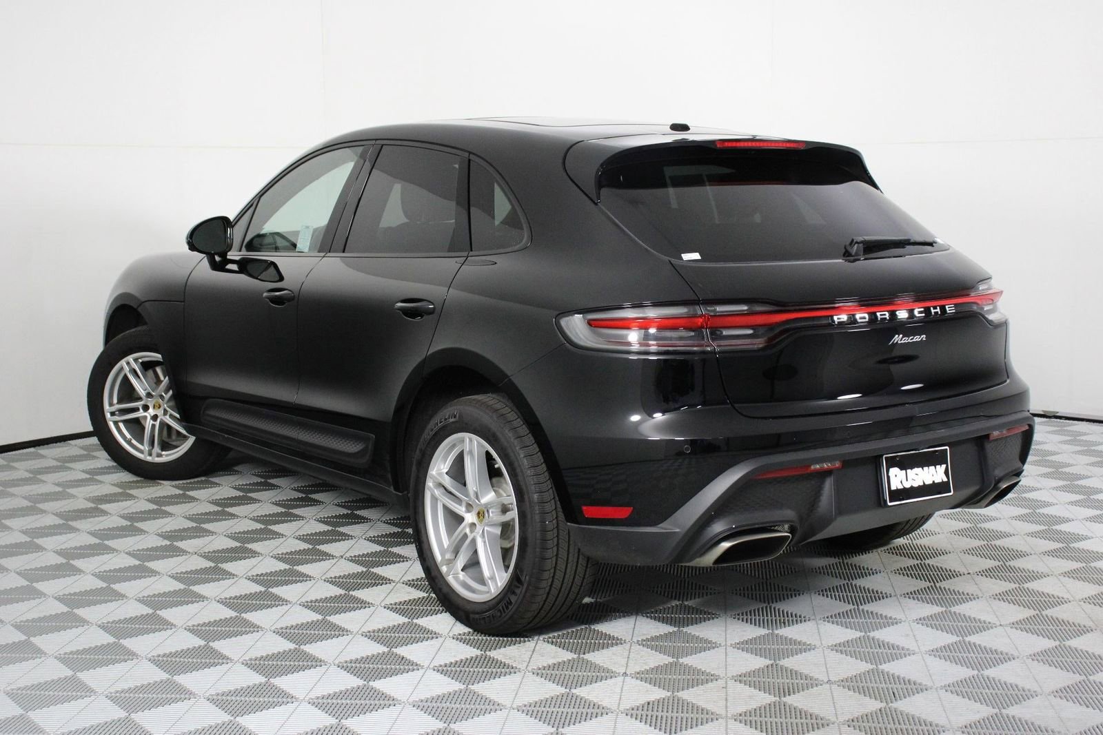 Certified 2025 Porsche Macan image 3