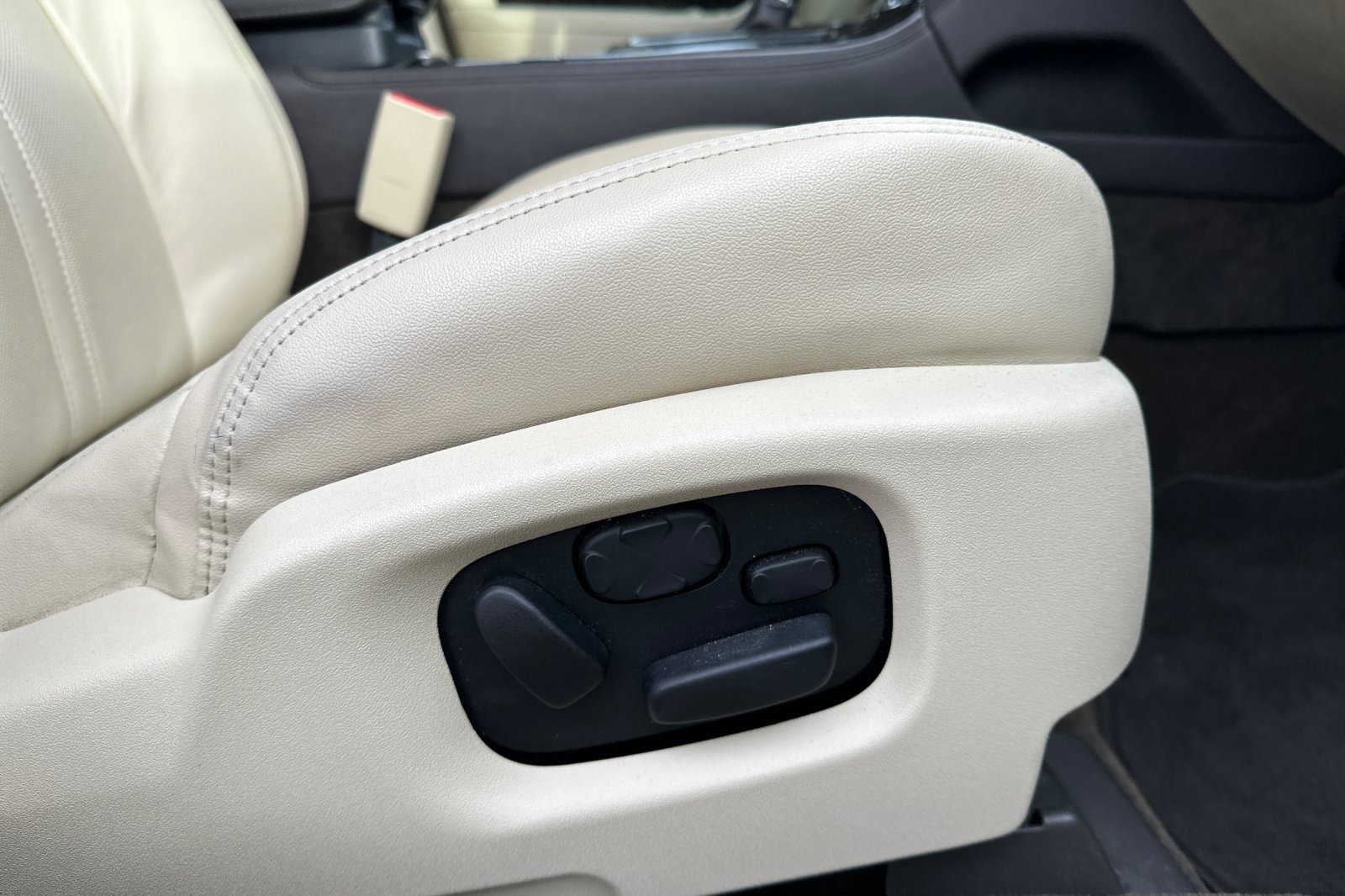 Used 2014 Lincoln MKS w/ Equipment Group 101A image 22