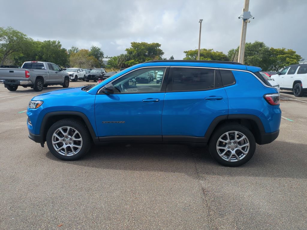 Used 2022 Jeep Compass Latitude w/ Sun and Sound Group AWD/4WD image 9