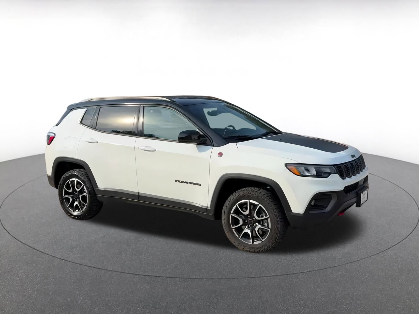 Used 2025 Jeep Compass Trailhawk image 2