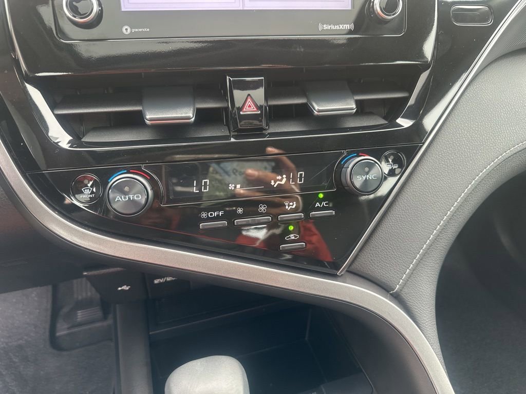 Used 2023 Toyota Camry SE w/ Cold Weather Package image 18