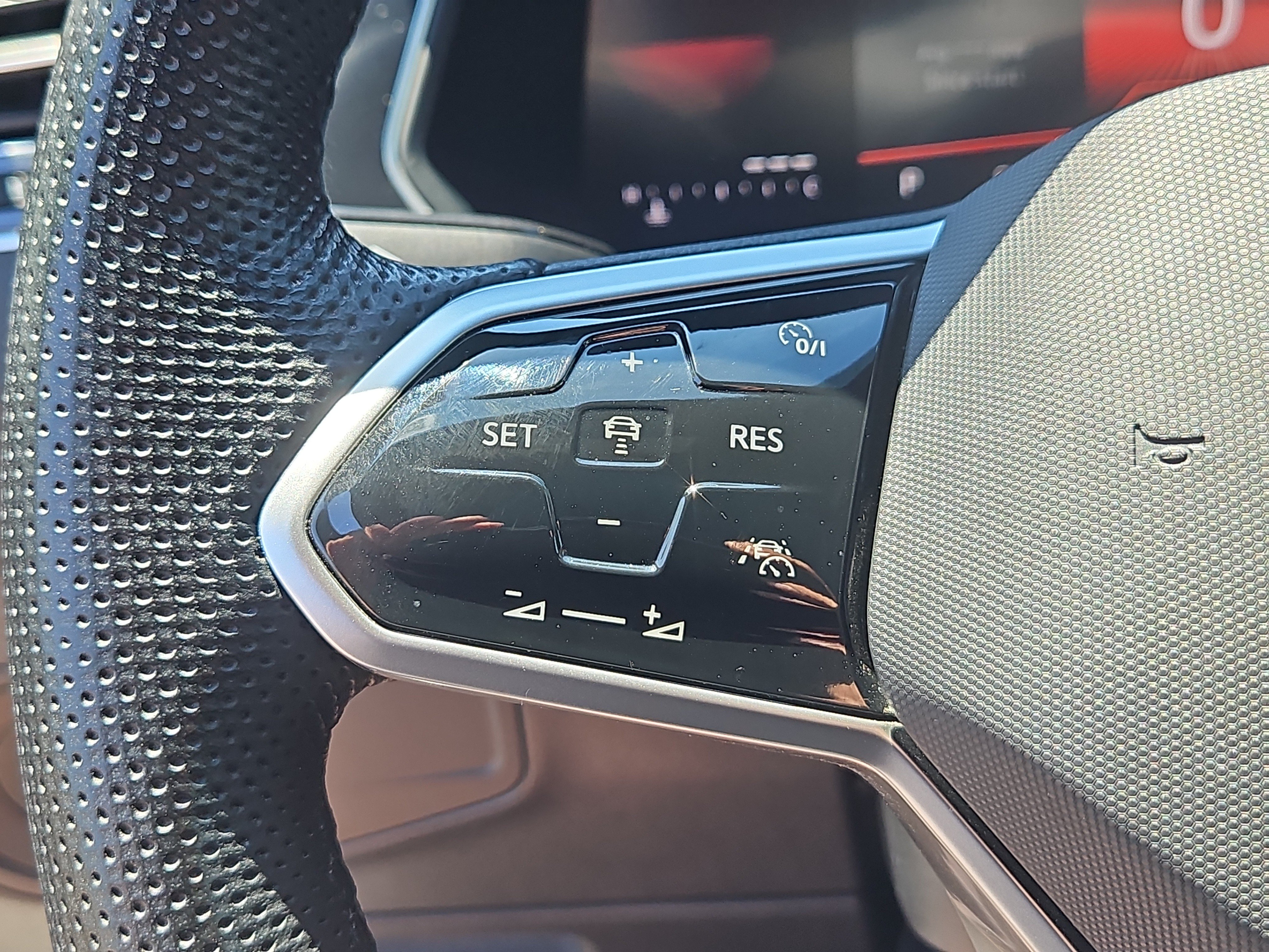 Certified 2024 Volkswagen Tiguan SE R-Line AWD/4WD image 20