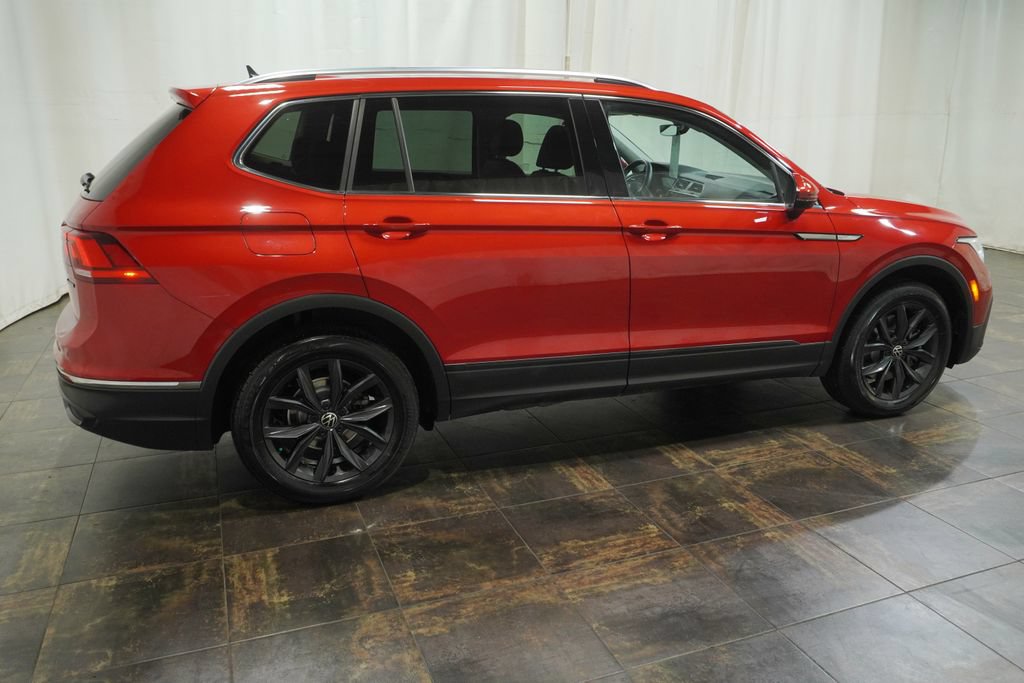 Certified 2024 Volkswagen Tiguan SE w/ Panoramic Sunroof Package AWD/4WD image 3