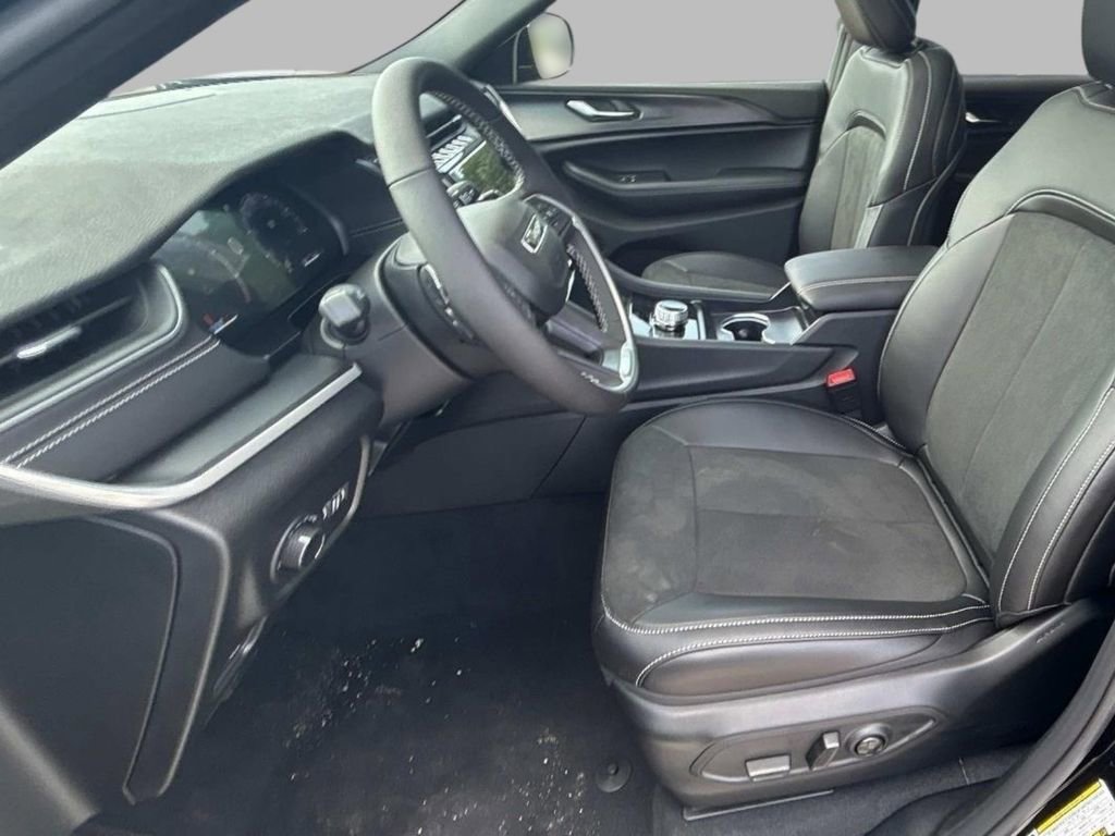 New 2025 Jeep Grand Cherokee L Altitude image 12