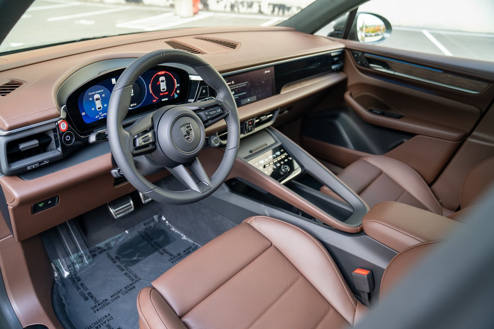Certified 2025 Porsche Macan Turbo Electric AWD/4WD image 4