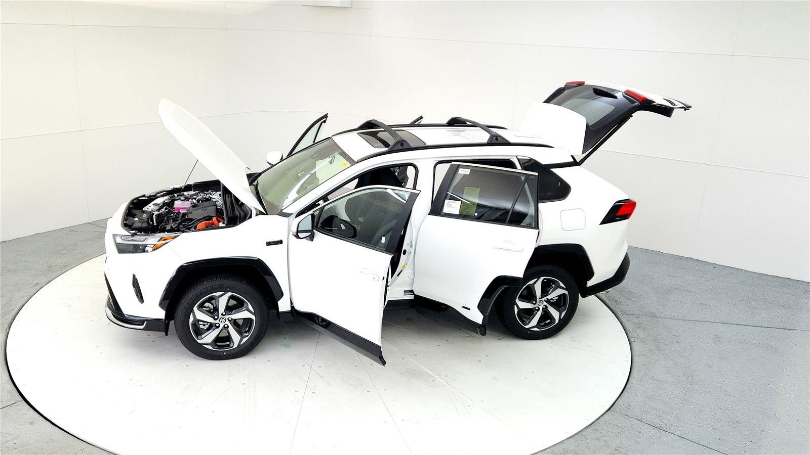 Used 2024 Toyota RAV4 SE w/ Weather & Moonroof Package image 18