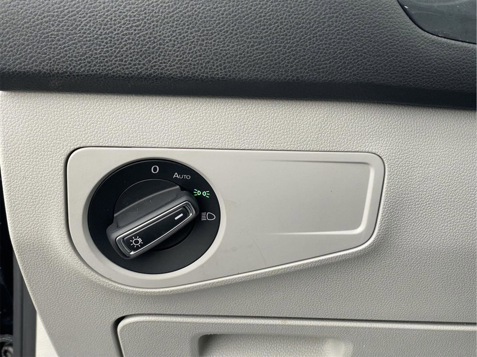 Used 2023 Volkswagen Tiguan SE R-Line image 25