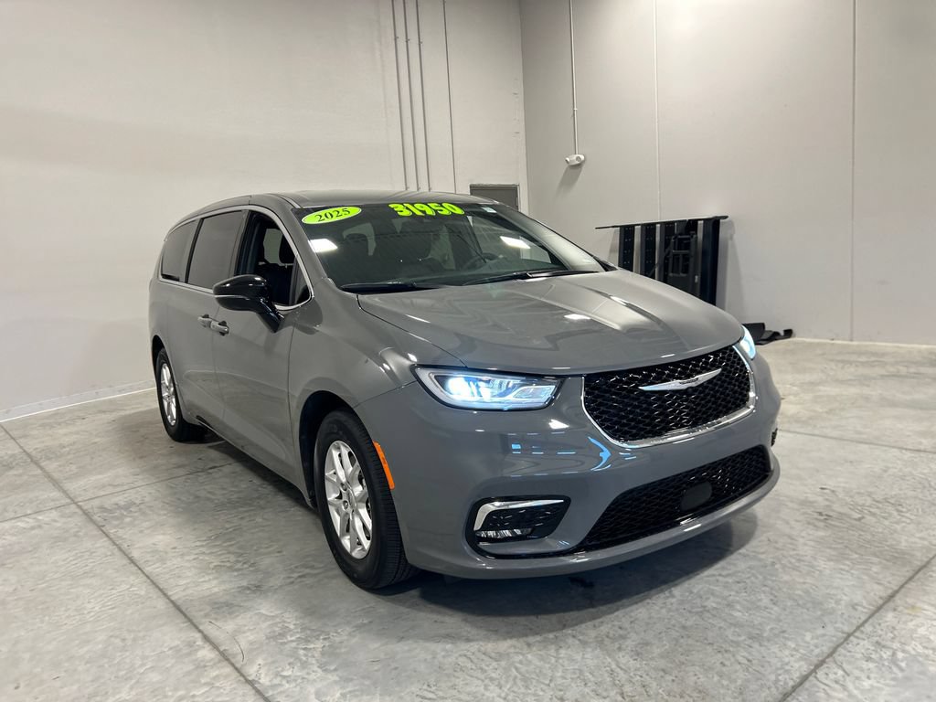 Used 2025 Chrysler Pacifica Select FWD image 4