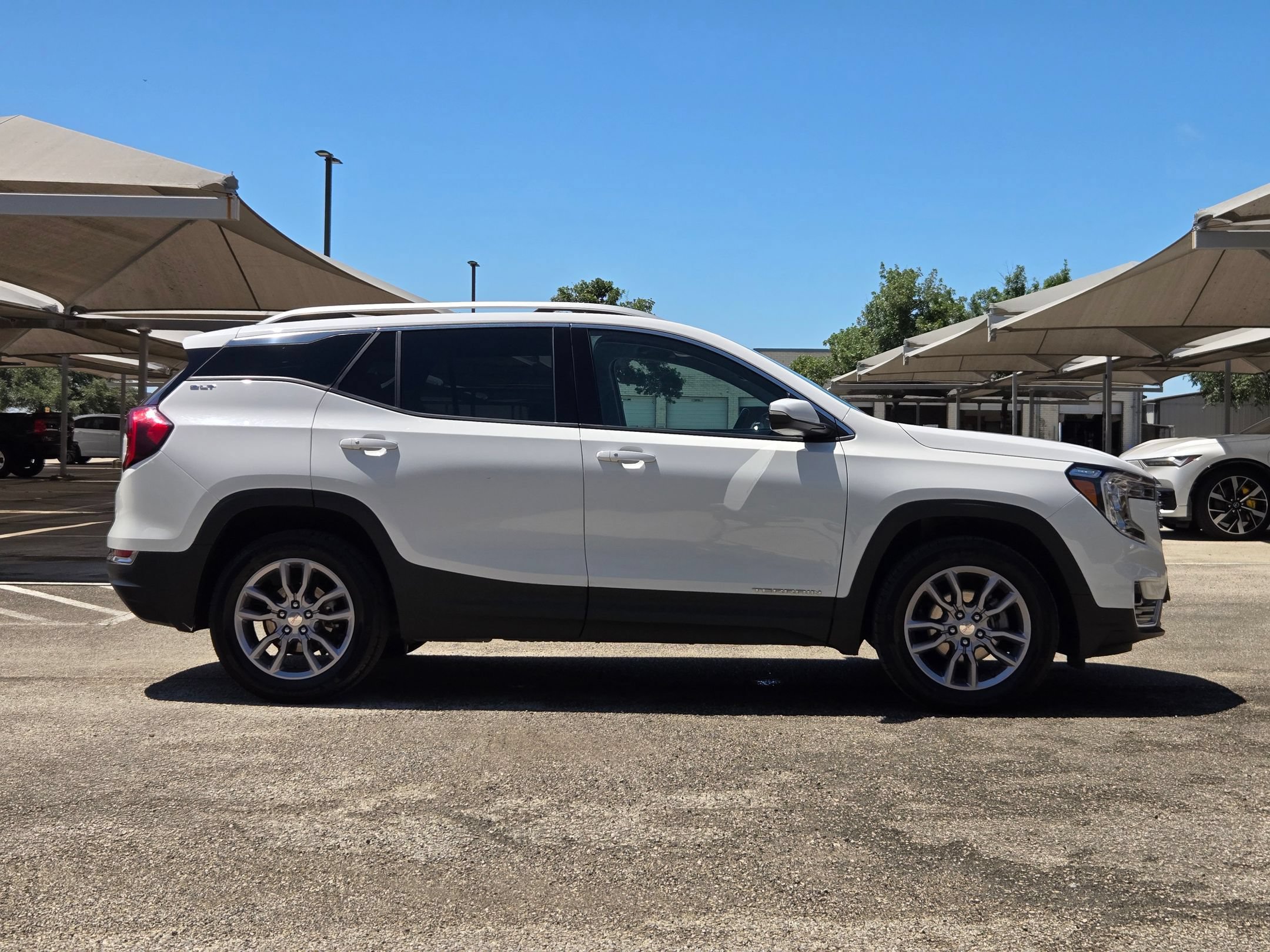Used 2024 GMC Terrain SLT AWD/4WD image 3