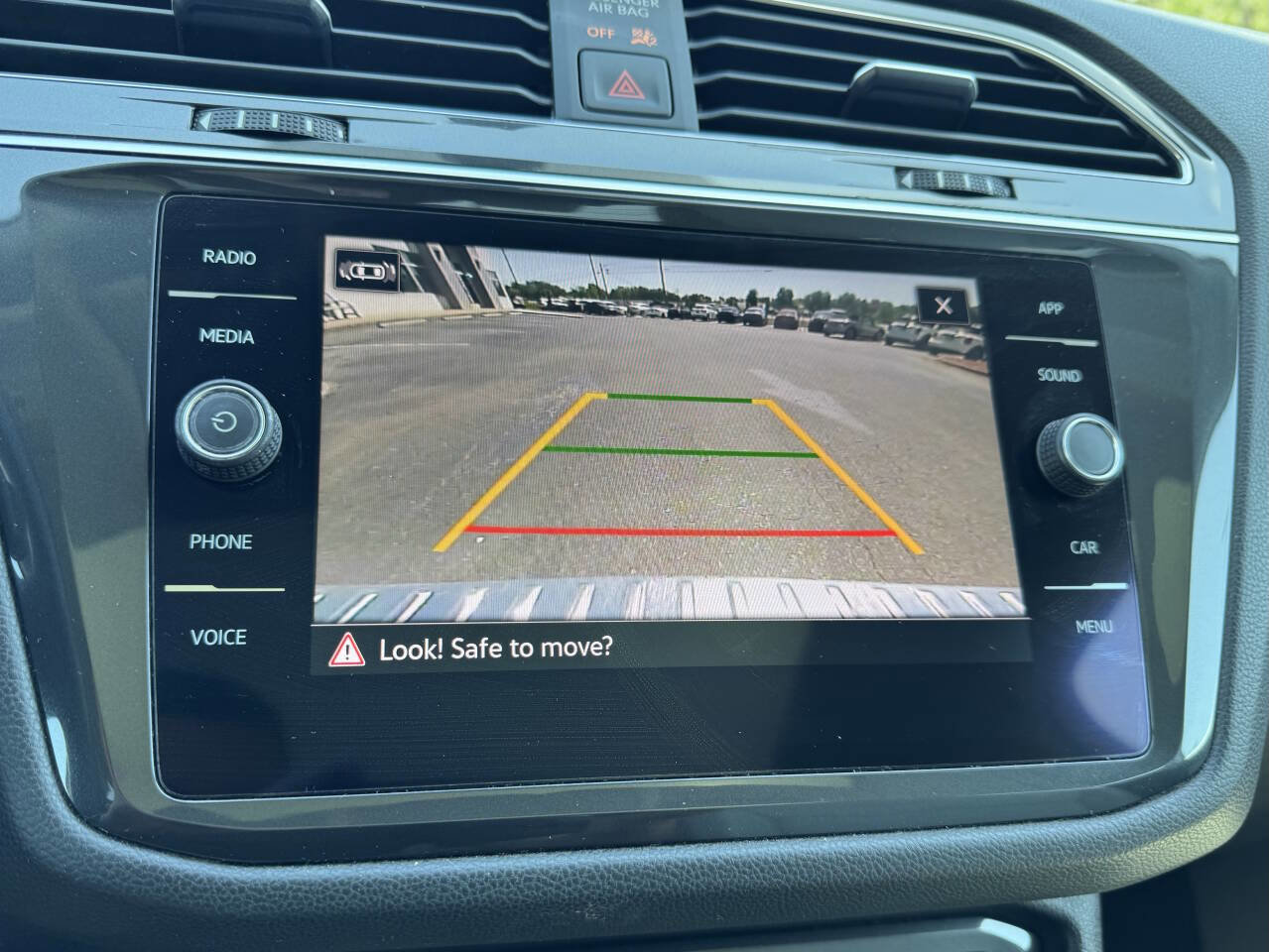 Used 2021 Volkswagen Tiguan SE image 17