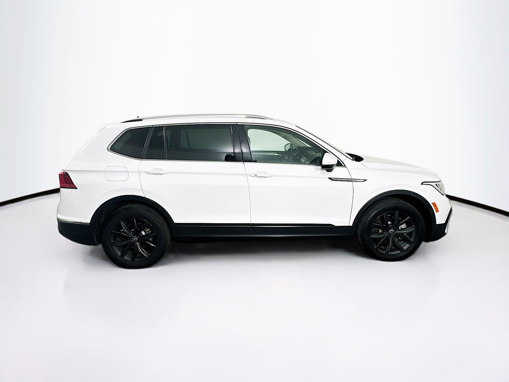 Used 2024 Volkswagen Tiguan SE image 10