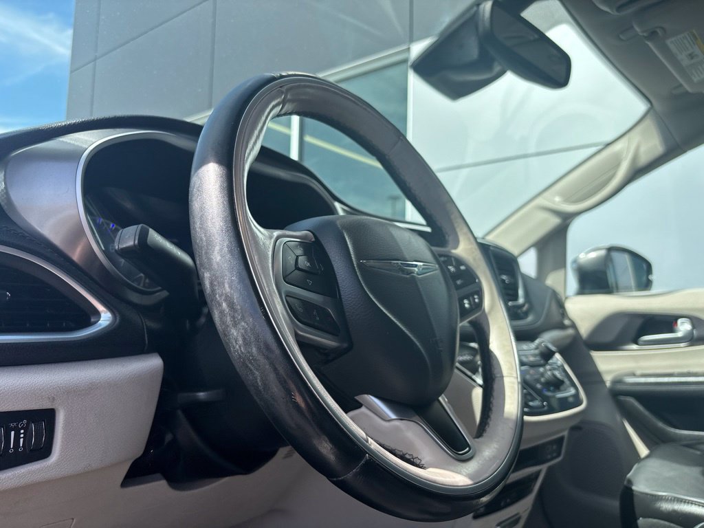 Used 2017 Chrysler Pacifica Limited FWD image 6