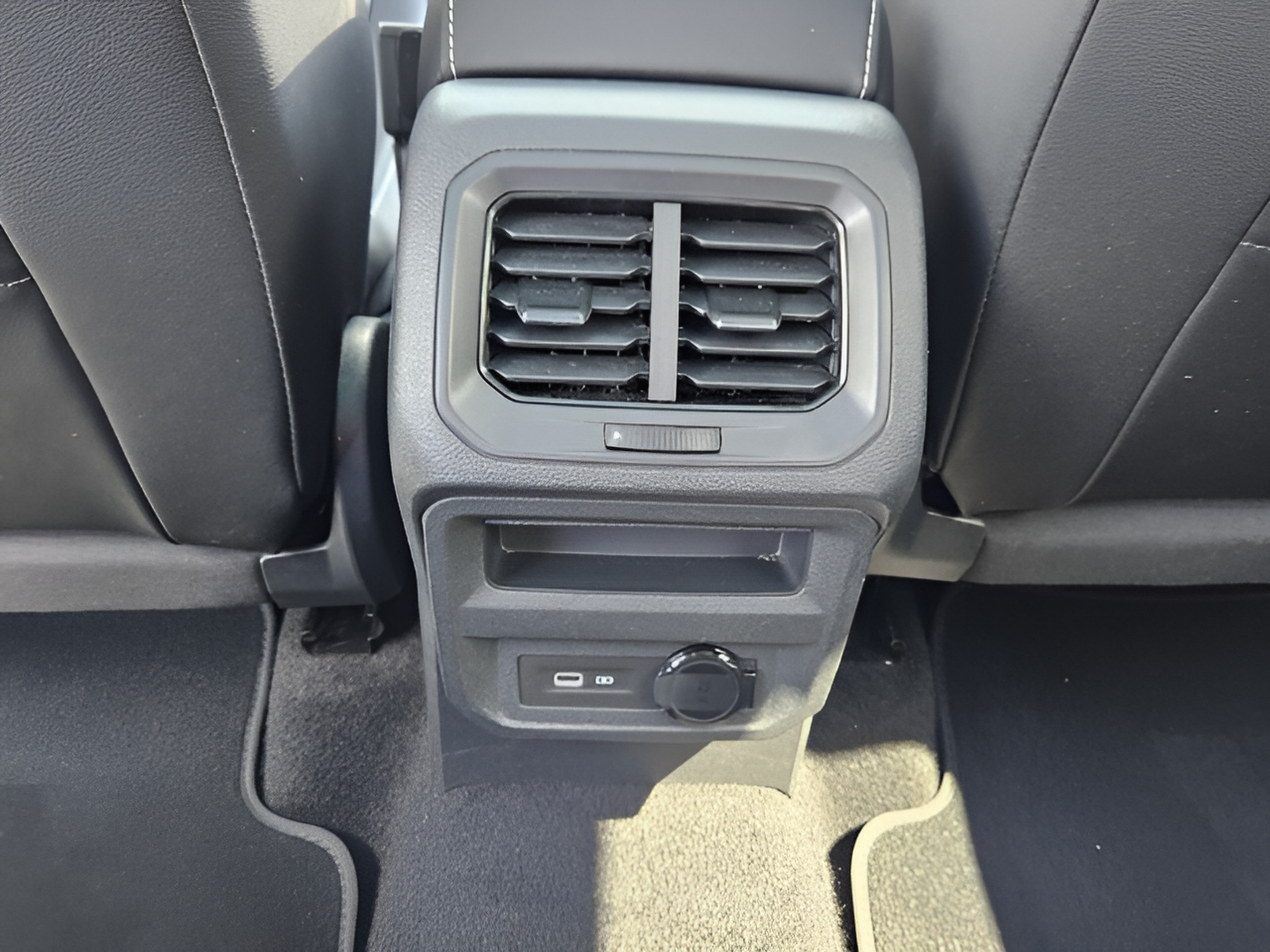 Certified 2023 Volkswagen Tiguan SE R-Line FWD image 10