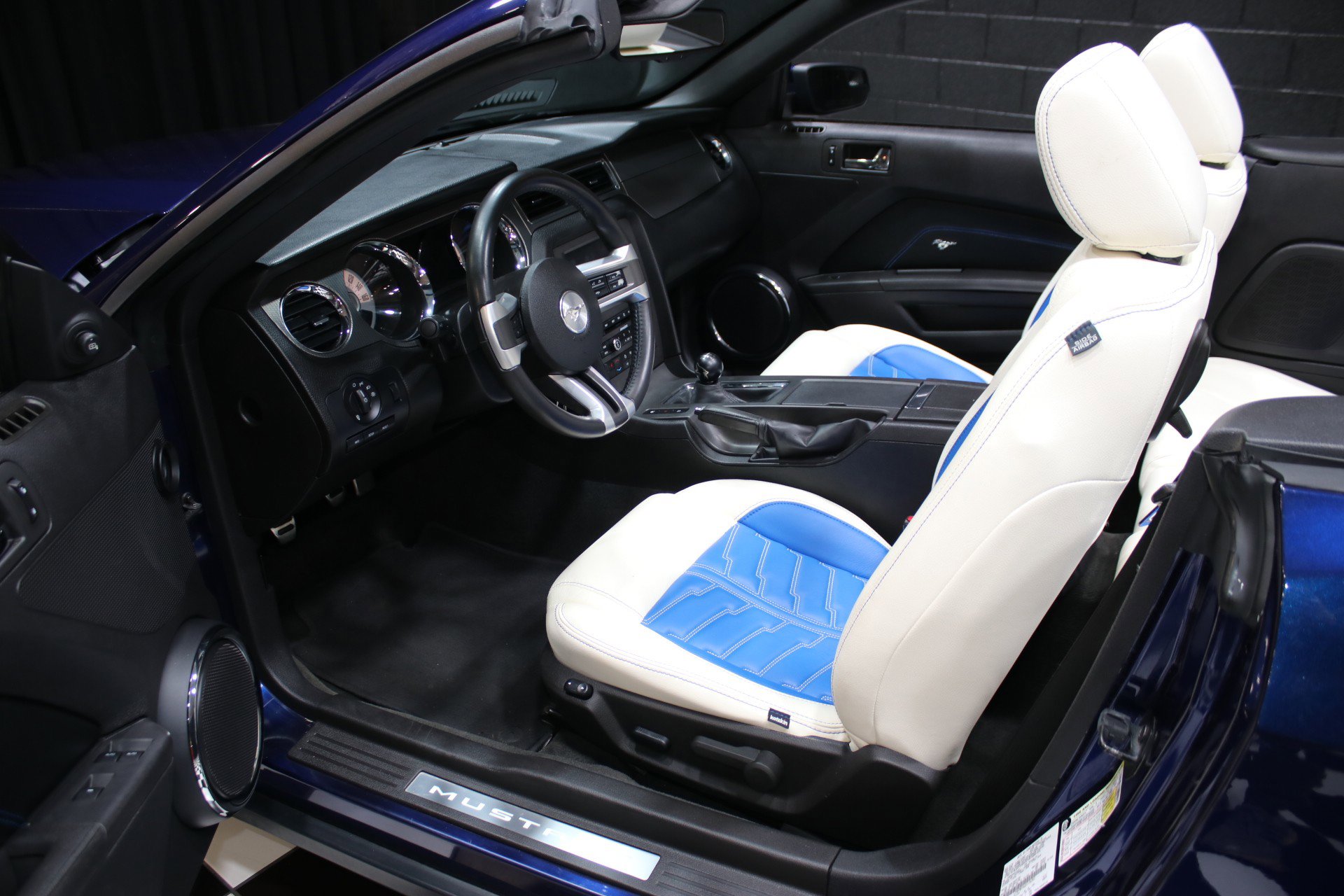 Used 2011 Ford Mustang GT Premium w/ Electronics Pkg RWD image 4