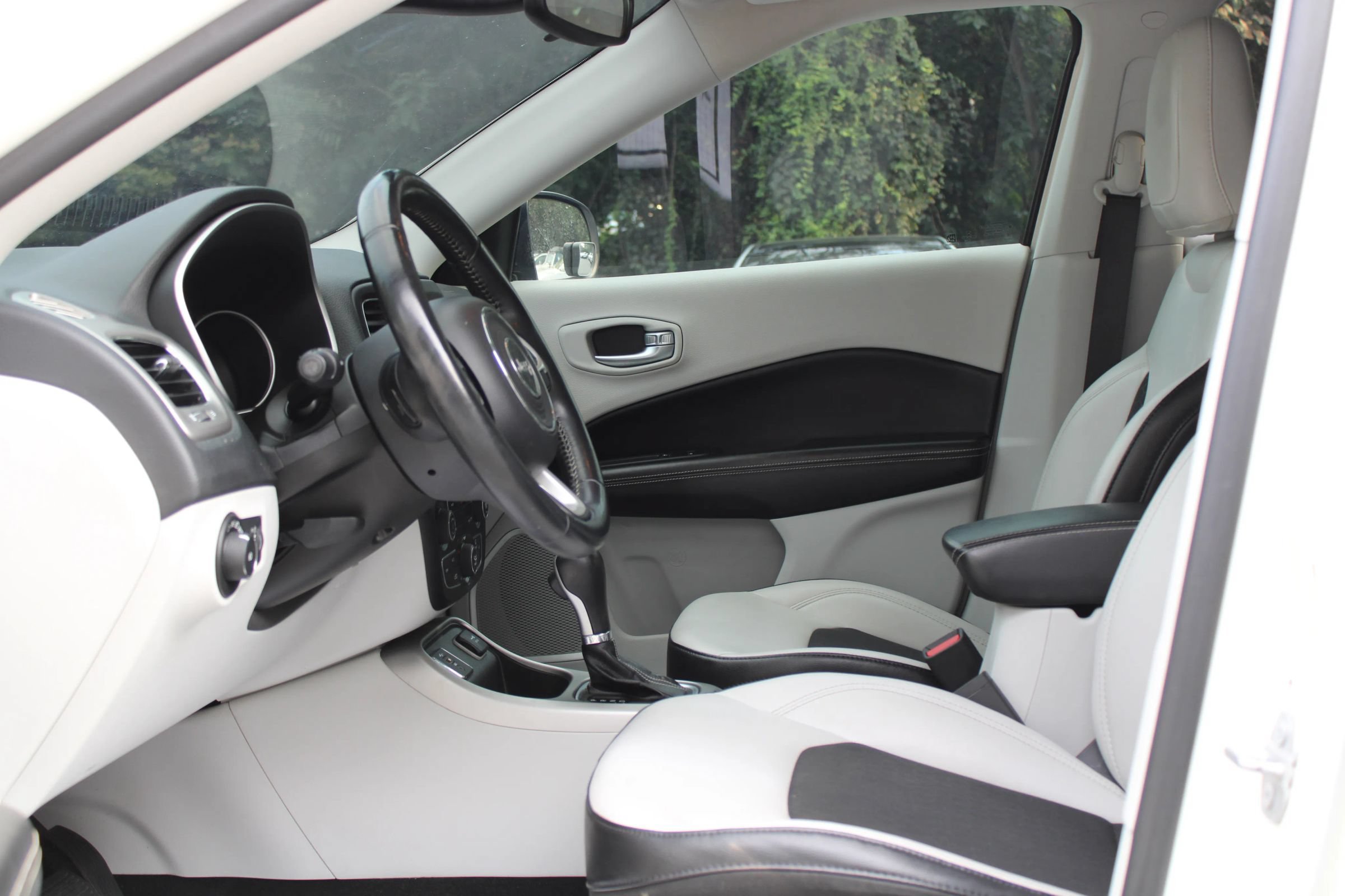 Used 2019 Jeep Compass Latitude FWD image 21