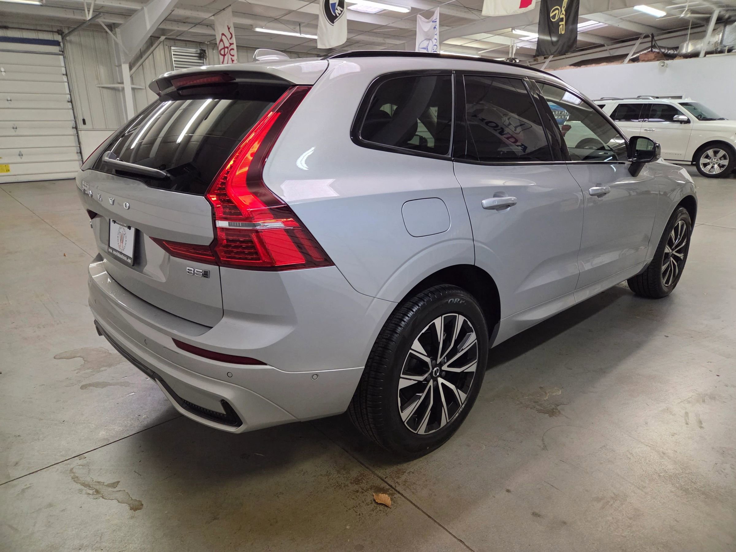 Used 2025 Volvo XC60 B5 Plus image 8