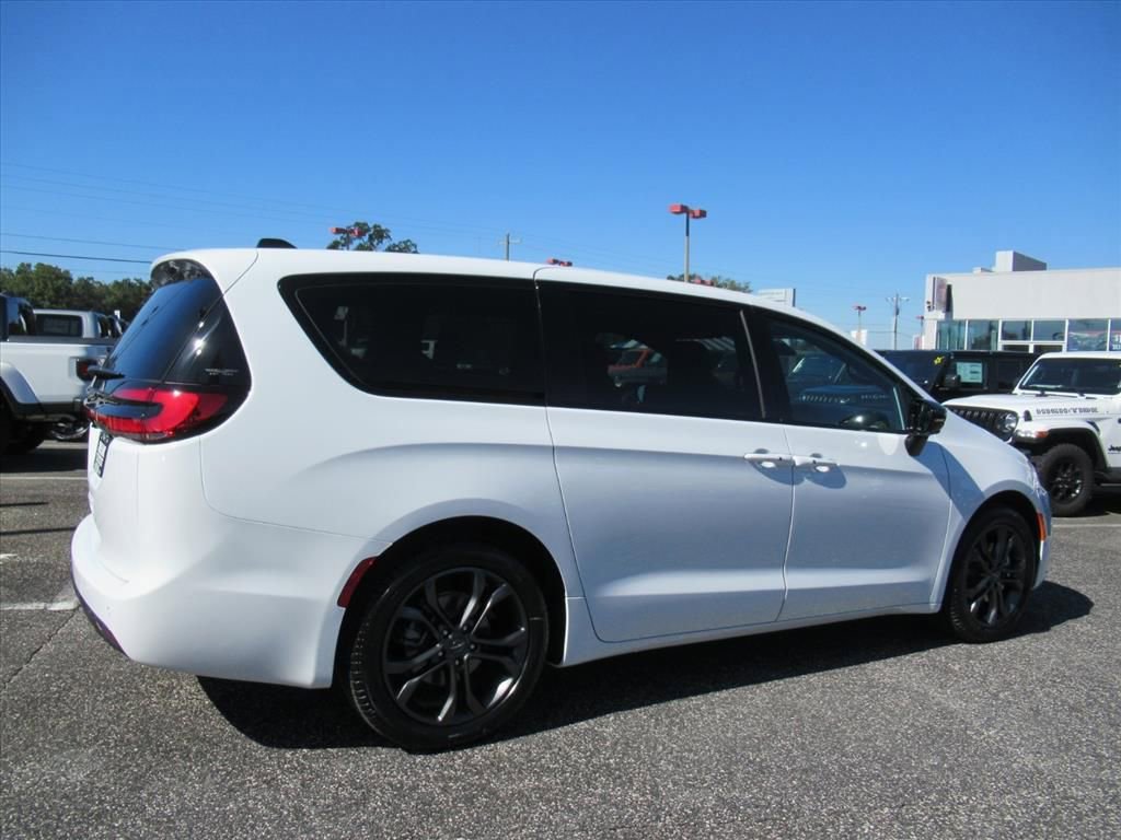 New 2026 Chrysler Pacifica Select FWD image 6
