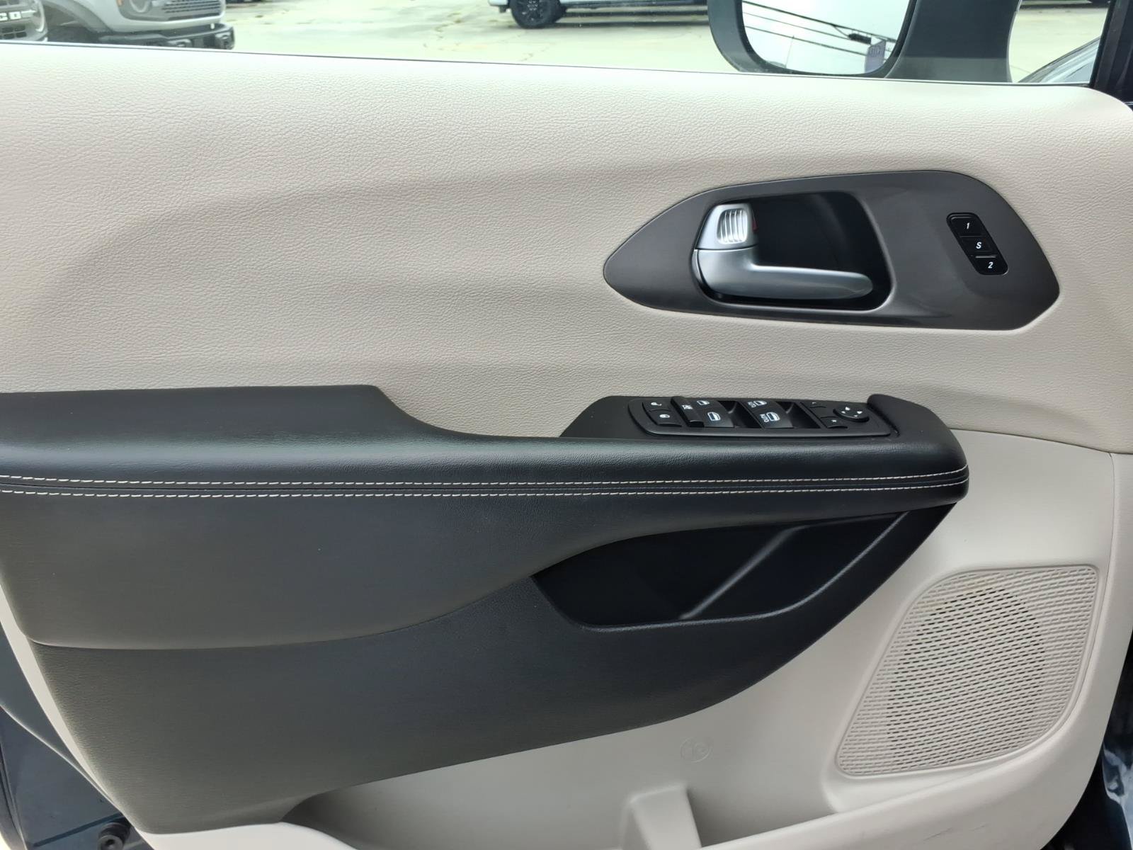 Used 2023 Chrysler Pacifica Touring-L FWD image 12