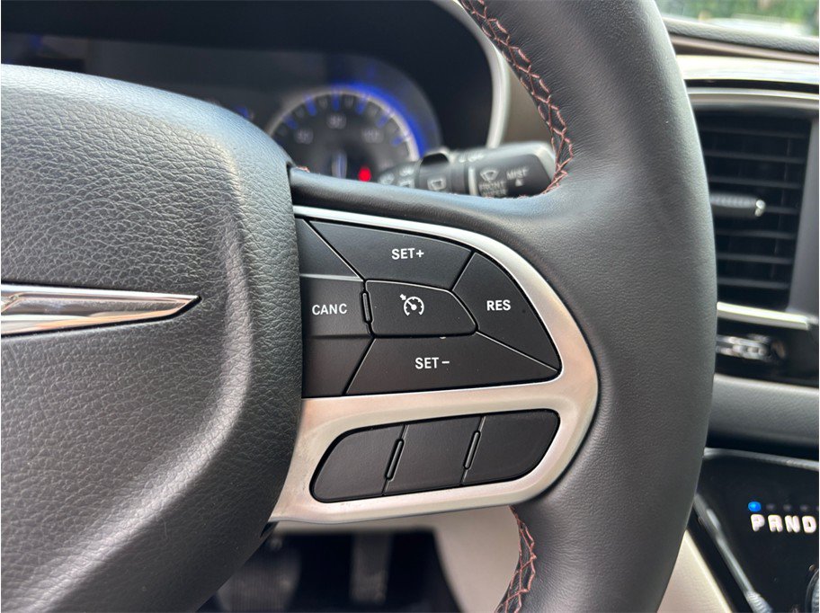 Used 2018 Chrysler Pacifica Touring-L FWD image 24
