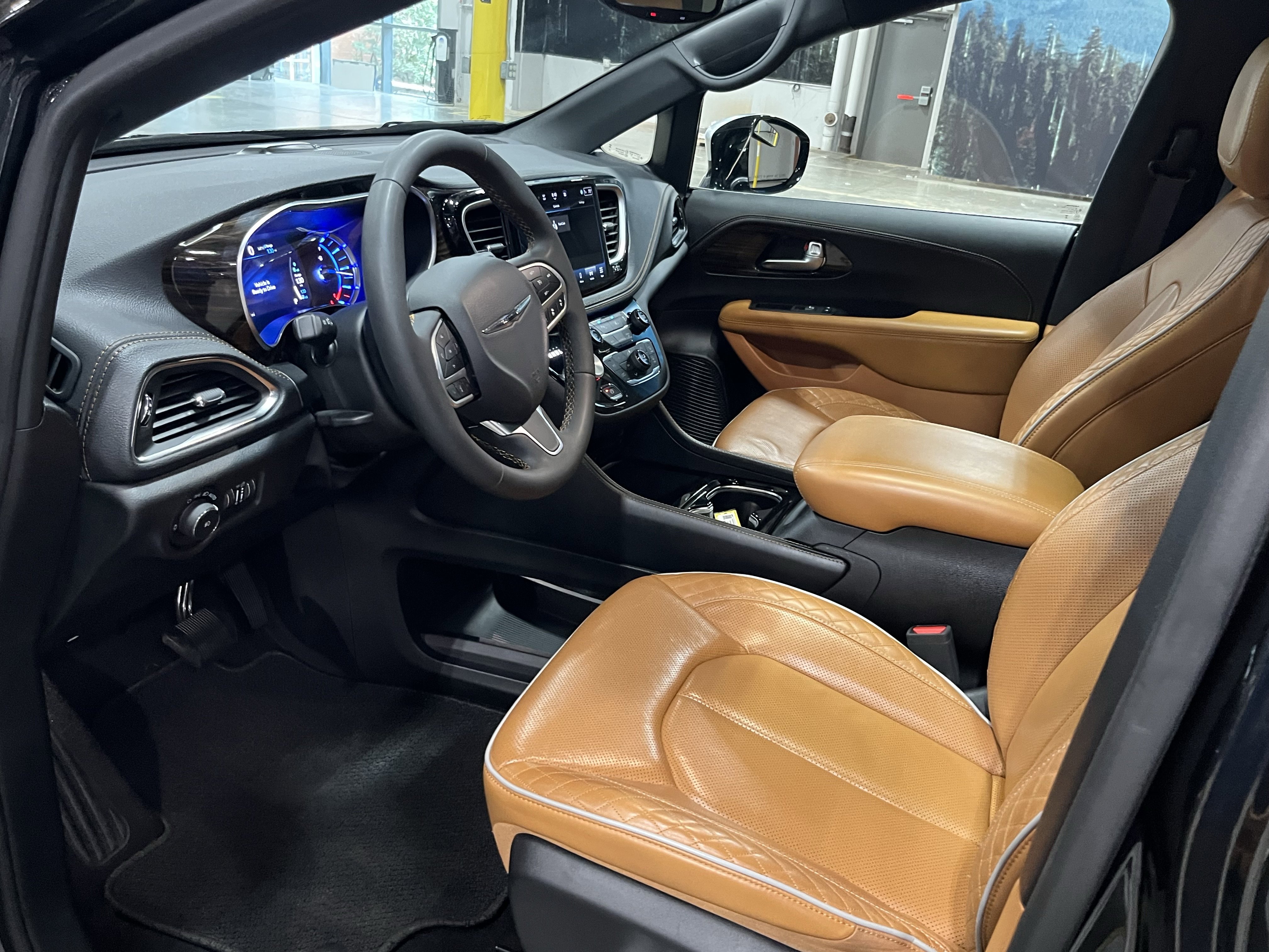 Used 2023 Chrysler Pacifica Pinnacle image 10