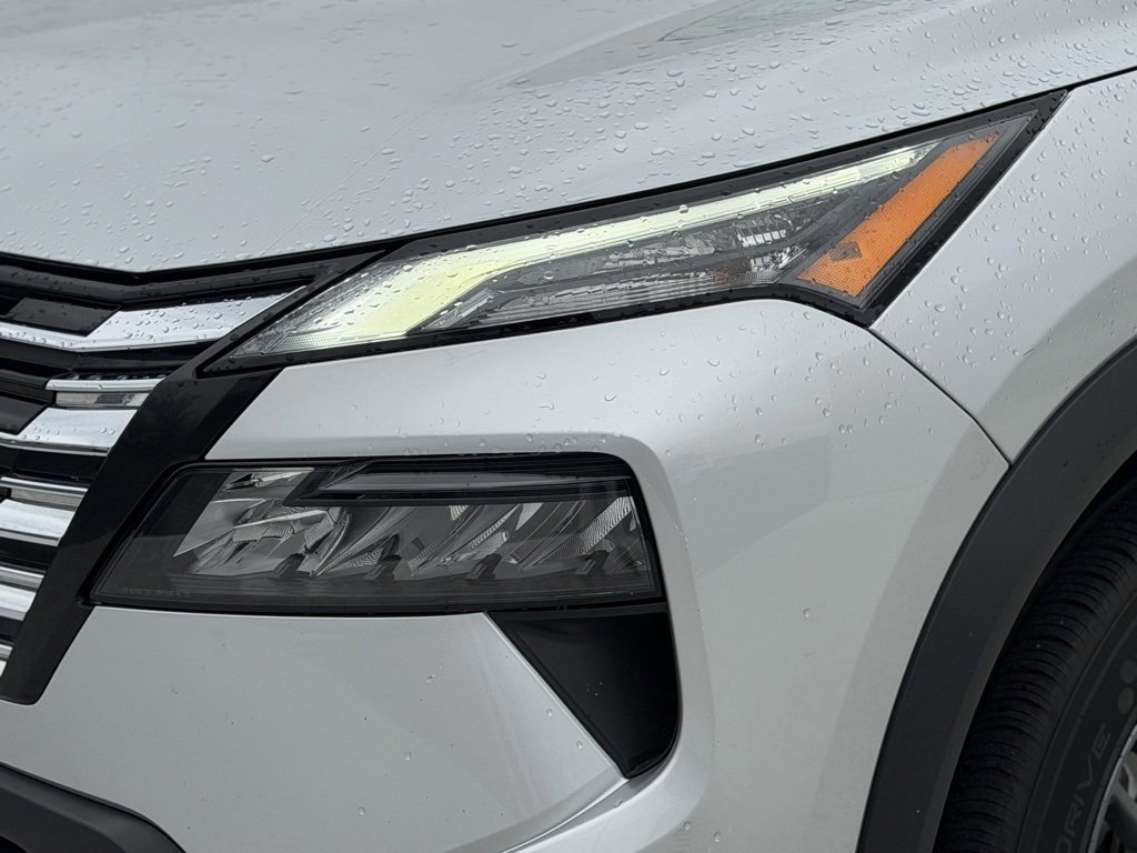 Used 2024 Nissan Rogue S image 10