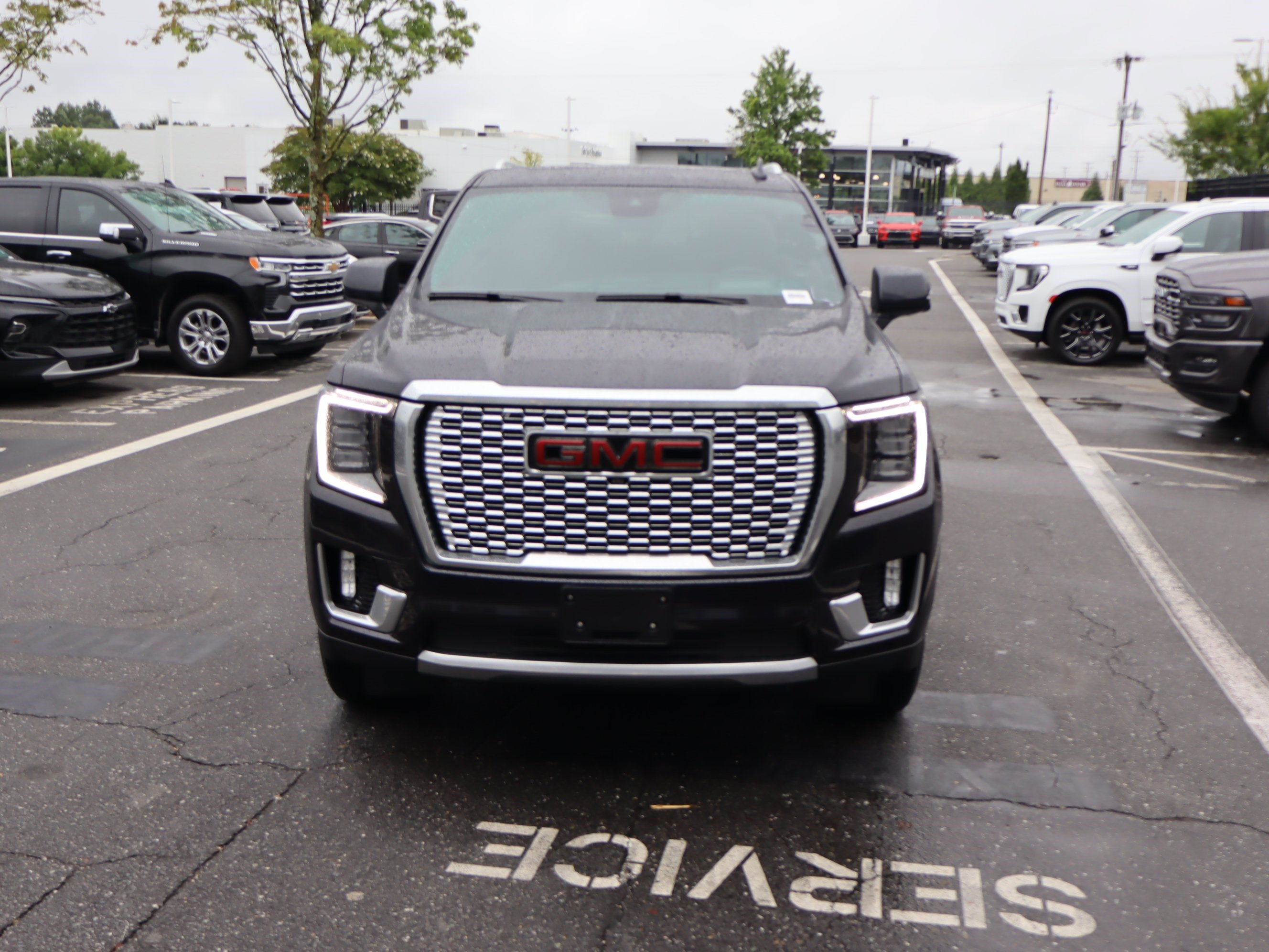 Used 2024 GMC Yukon Denali w/ Denali Reserve Package AWD/4WD image 3