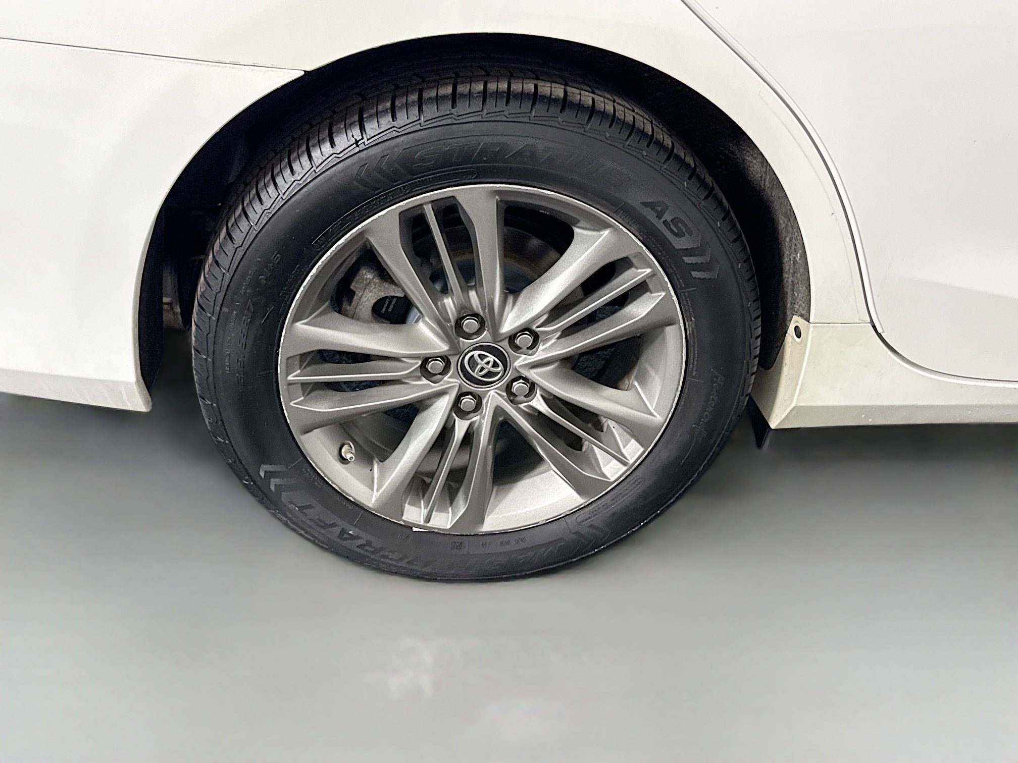 Used 2017 Toyota Camry SE w/ Moonroof Package image 32