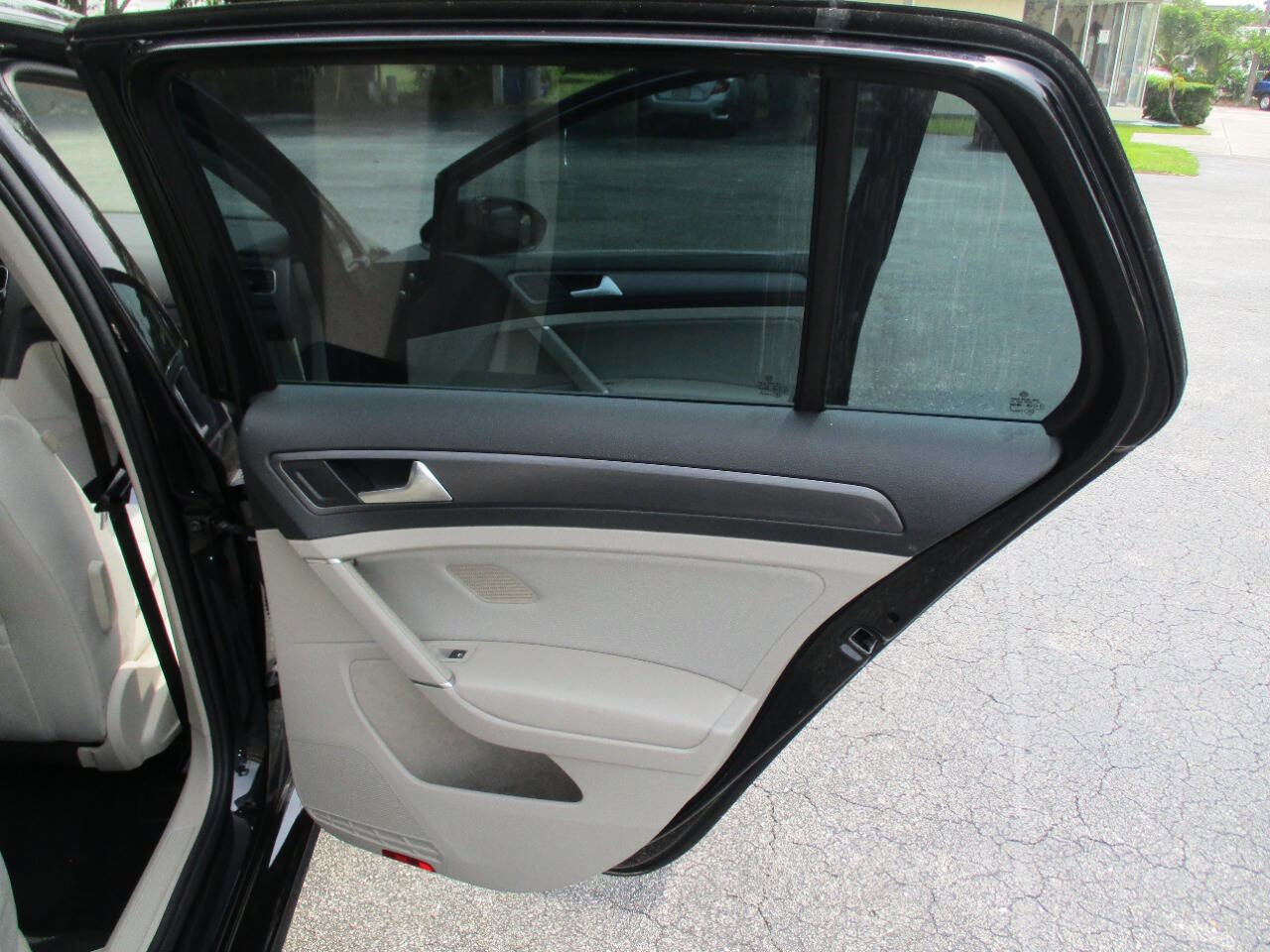 Used 2018 Volkswagen Golf S FWD image 21