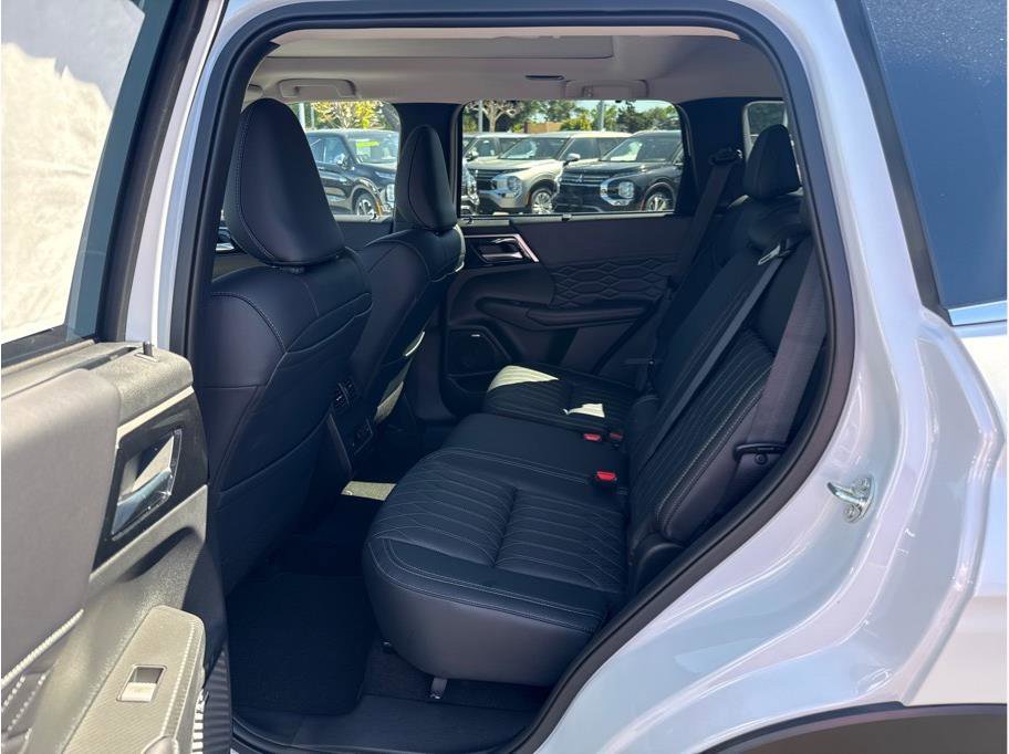 Used 2025 Mitsubishi Outlander SEL image 9