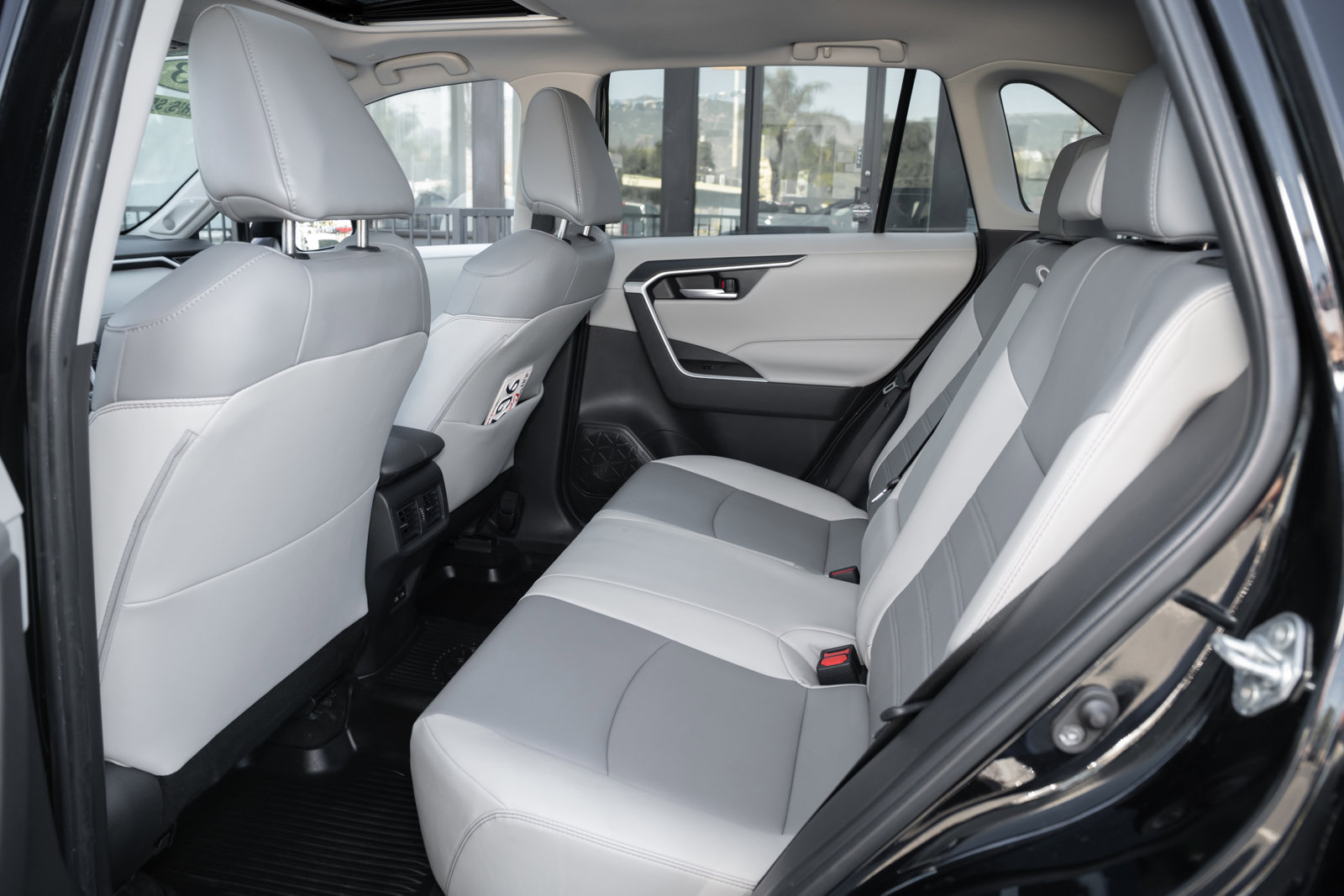 Used 2023 Toyota RAV4 XLE Premium image 35