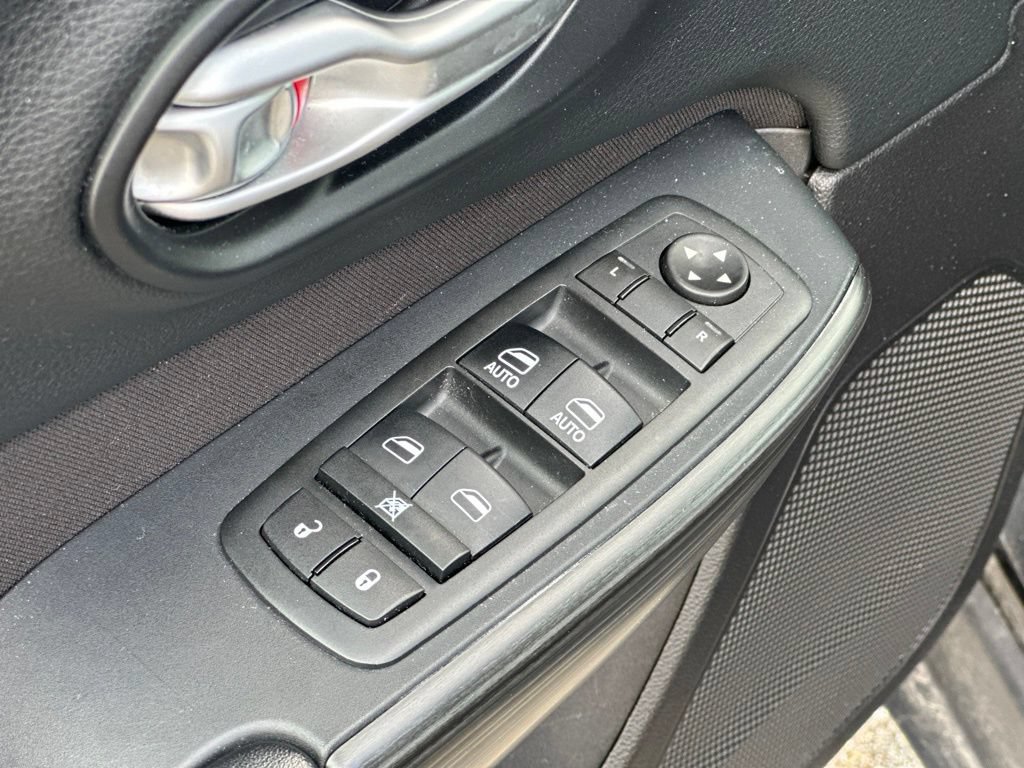Used 2016 Jeep Cherokee Latitude w/ Cold Weather Group AWD/4WD image 16