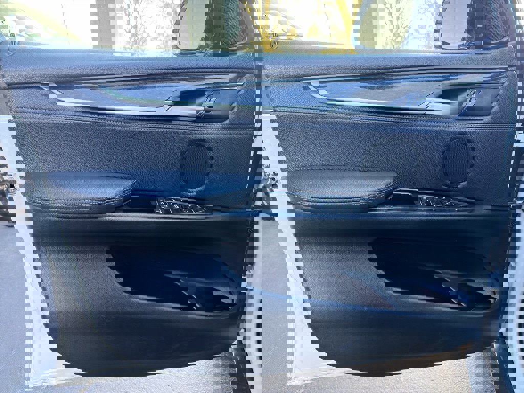 Used 2018 BMW X5 xDrive40e w/ Premium Package image 16