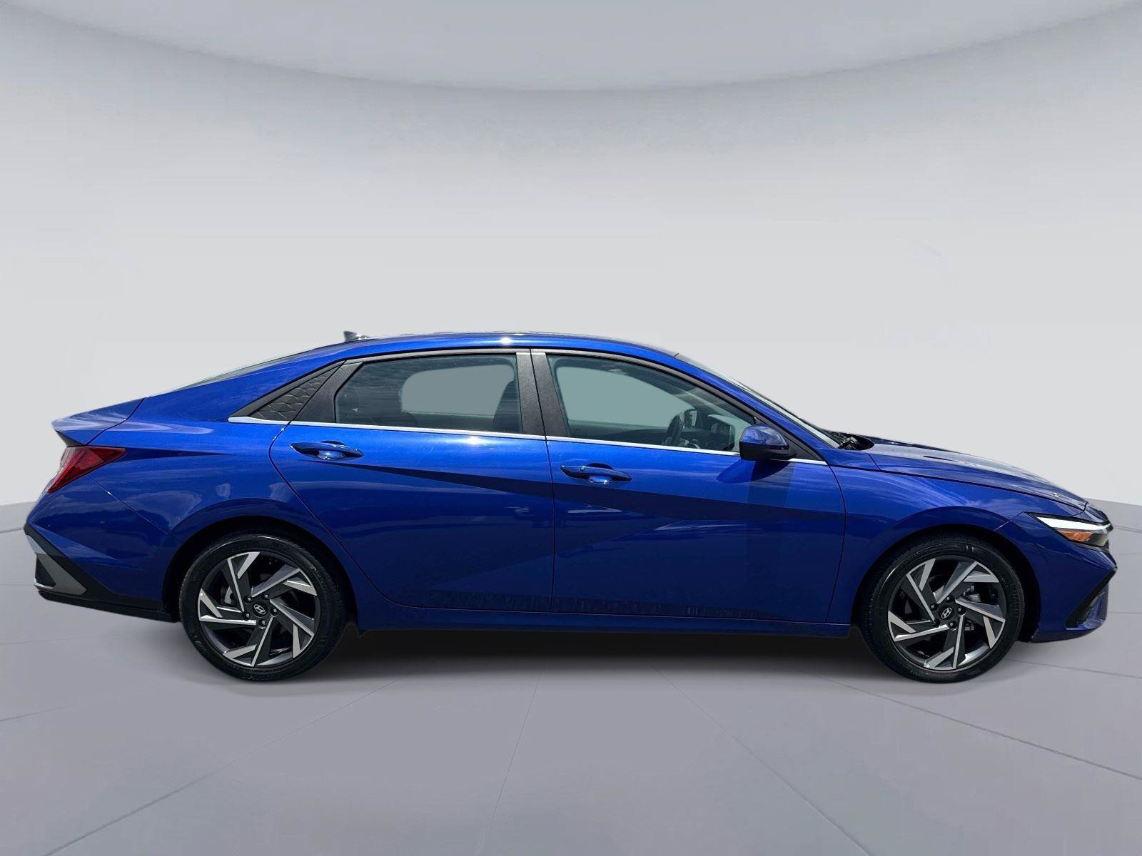Used 2024 Hyundai Elantra SEL w/ Convenience Package FWD image 2