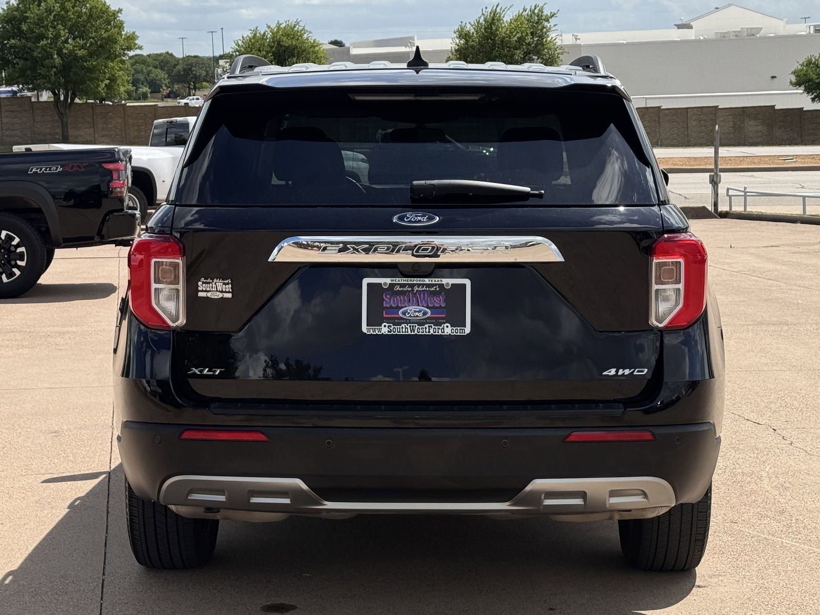 Used 2023 Ford Explorer XLT w/ Equipment Group 202A image 5