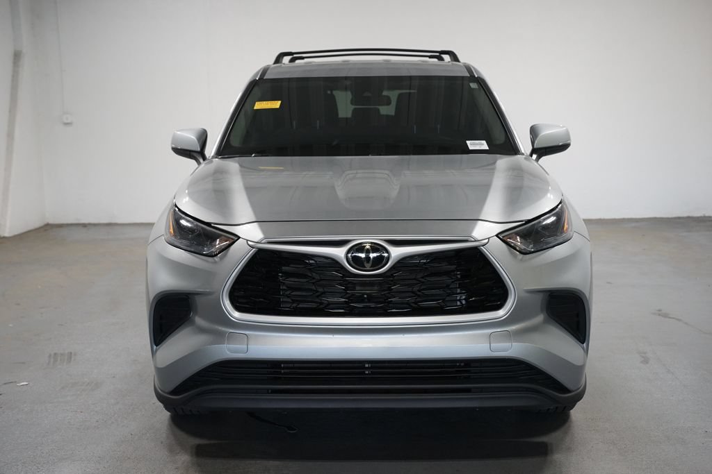 Used 2023 Toyota Highlander L FWD image 2