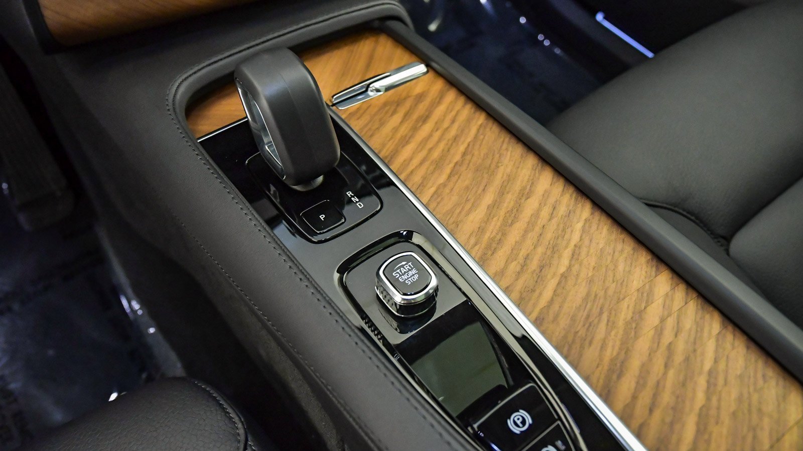 Certified 2025 Volvo XC90 B6 Plus image 26