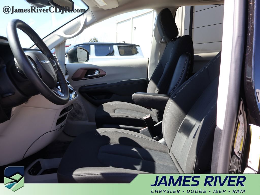 Used 2024 Chrysler Voyager LX image 22