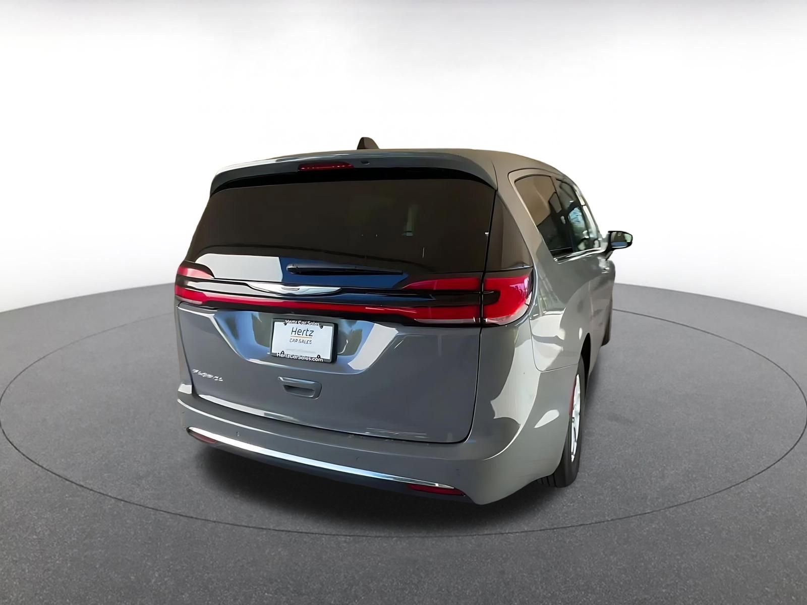 Used 2025 Chrysler Pacifica Select FWD image 14