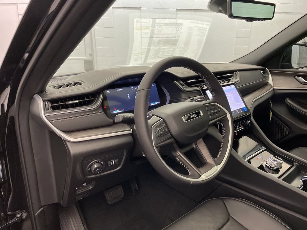 New 2025 Jeep Grand Cherokee Limited w/ Luxury Tech Group II RWD image 16