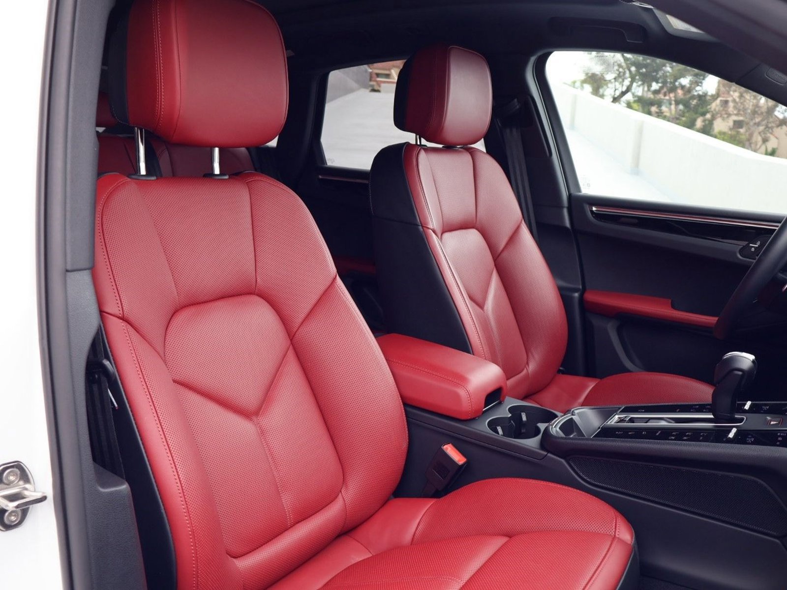 Certified 2025 Porsche Macan AWD/4WD image 23